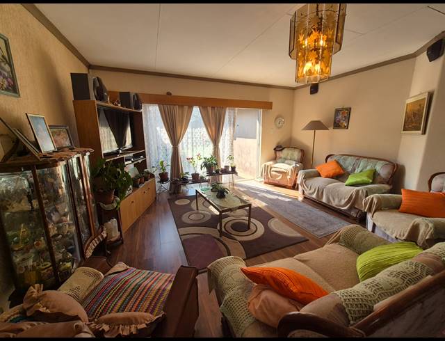3 BEDROOM TOWNHOUSE FOR SALE IN VANDERBIJLPARK SW 2